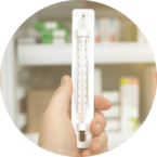 Icon zur ISO-zertifizierten Kühlkette der Fachapotheke seltene Krankheiten - Jemand hält ein Thermometer